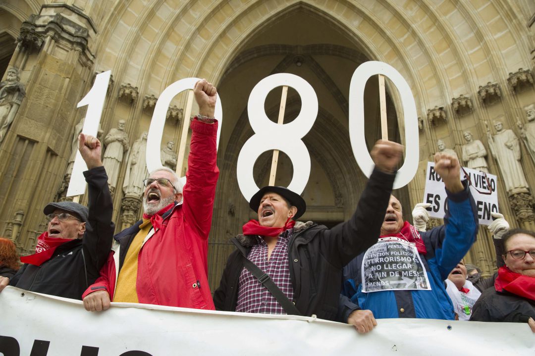 Jubilados vascos toman Vitoria y exigen al Parlamento que lidere la reforma de las pensiones Jubilados vascos toman Vitoria y exigen al Parlamento que lidere la reforma de las pensiones