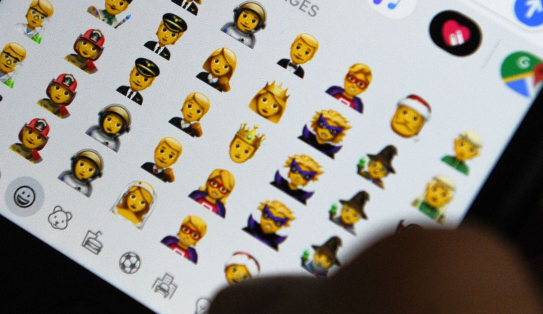 Un usuario utilizando emojis. Un usuario utilizando emojis.