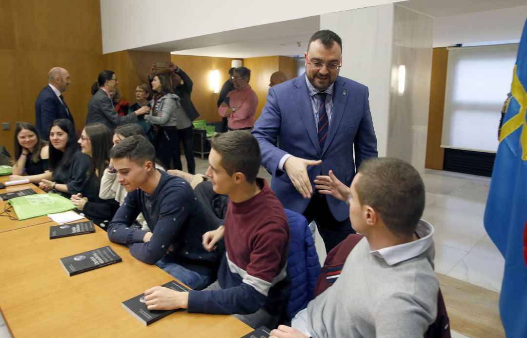 Adrián Barbón saluda a los estudiantes en el palacio de la Presidencia Adrián Barbón saluda a los estudiantes en el palacio de la Presidencia