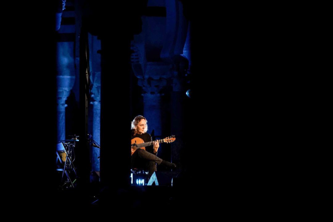 El guitarrista cordobés Vicente Amigo durante el concierto que ofreció este jueves en la Mezquita de Córdoba. El guitarrista cordobés Vicente Amigo durante el concierto que ofreció este jueves en la Mezquita de Córdoba.
