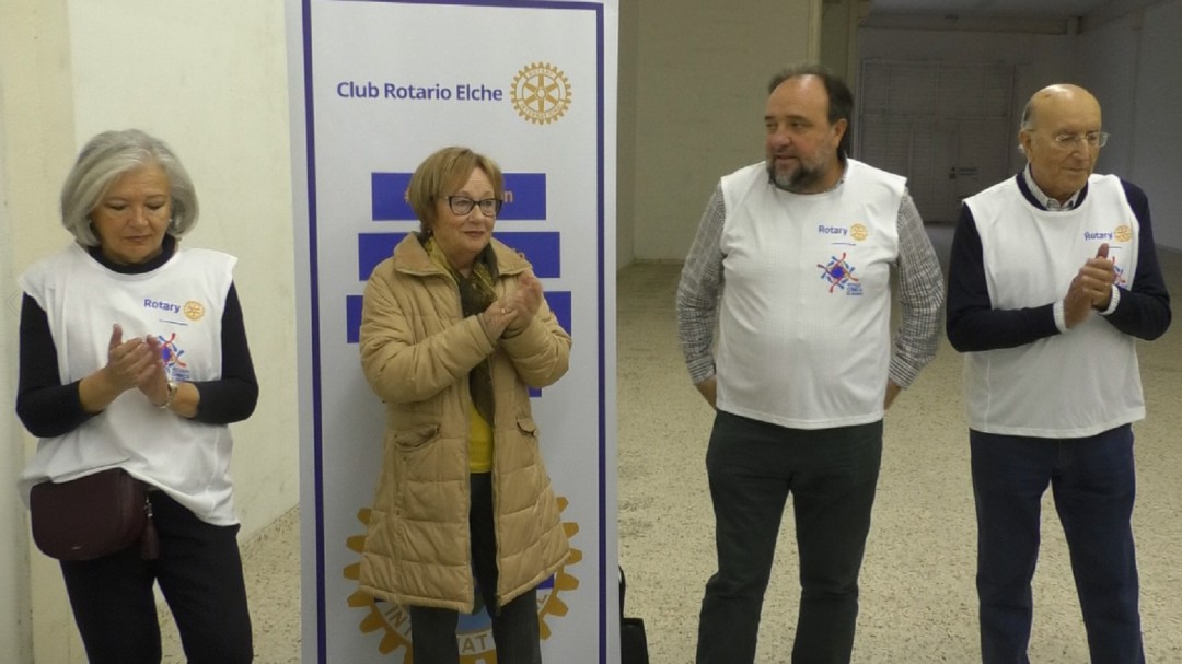 Rotary Club dona a Cáritas juguetes para las fiestas de Navidad