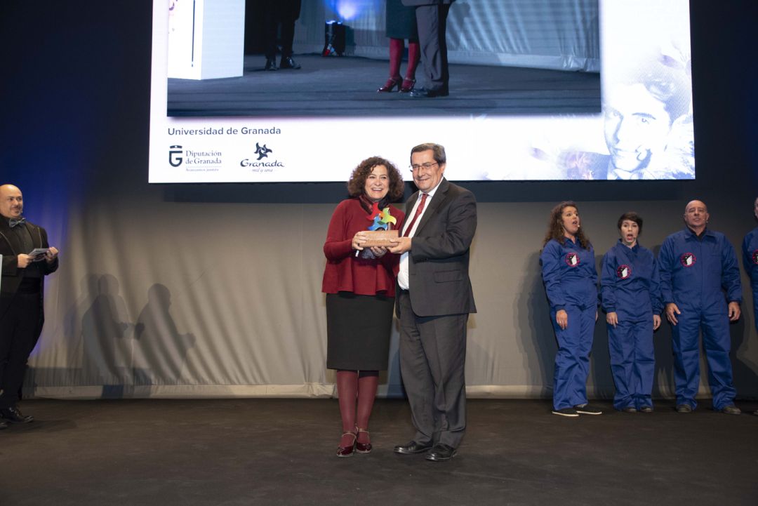 El presidente de la Diputación de Granada, José Entrena, entrega uno de los premios turísticos de la provincia a la rectora de la Universidad de Granada (UGR), Pilar Aranda El presidente de la Diputación de Granada, José Entrena, entrega uno de los premios turísticos de la provincia a la rectora de la Universidad de Granada (UGR), Pilar Aranda