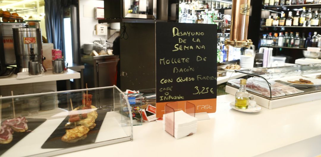 Barra de un bar con varios pinchos. Barra de un bar con varios pinchos.