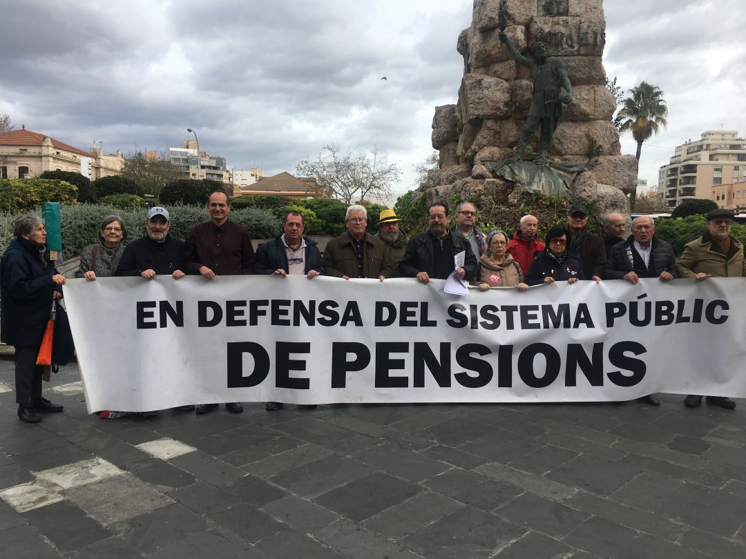Los pensionistas de Mallorca se manifestarán el próximo lunes ante el Parlament en defensa de las pensiones Los pensionistas de Mallorca se manifestarán el próximo lunes ante el Parlament en defensa de las pensiones