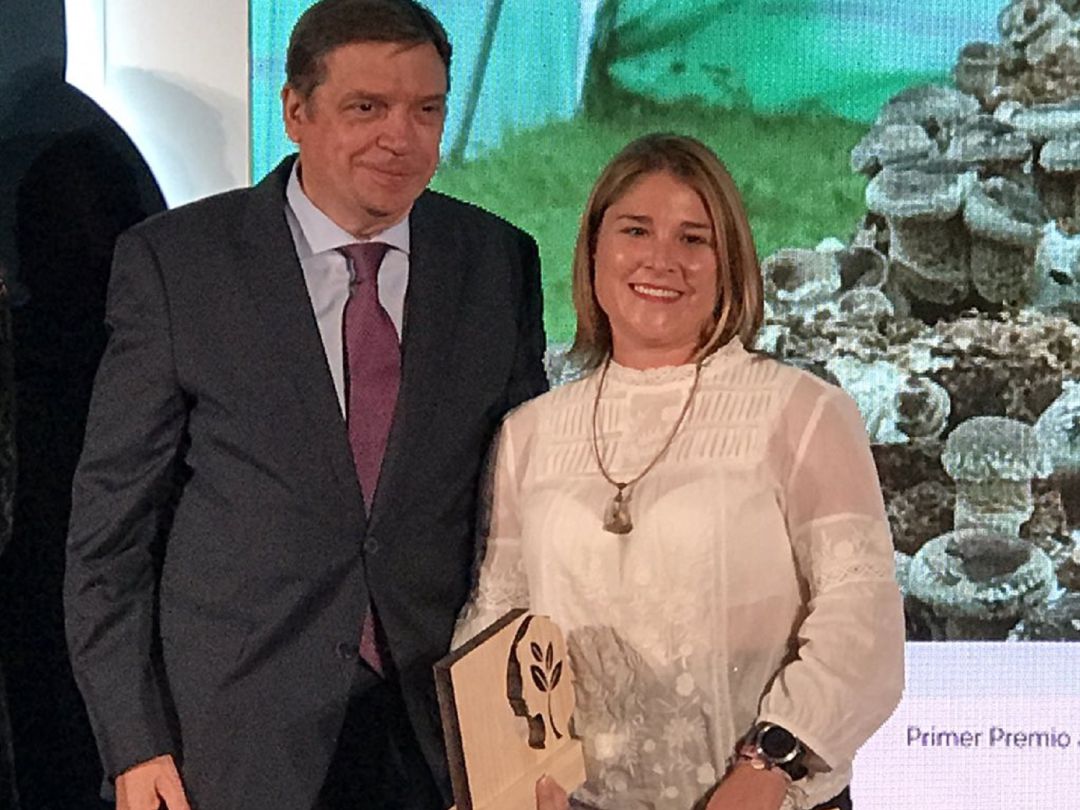 Nazaret Mateos recogiendo el premio a la Innovación Nazaret Mateos recogiendo el premio a la Innovación