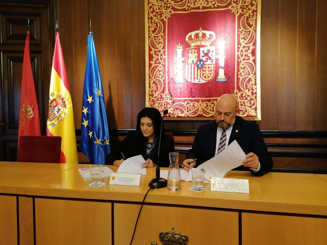Firma del protocolo con el Delegado del Gobierno en Navarra, José Luís Arasti Firma del protocolo con el Delegado del Gobierno en Navarra, José Luís Arasti