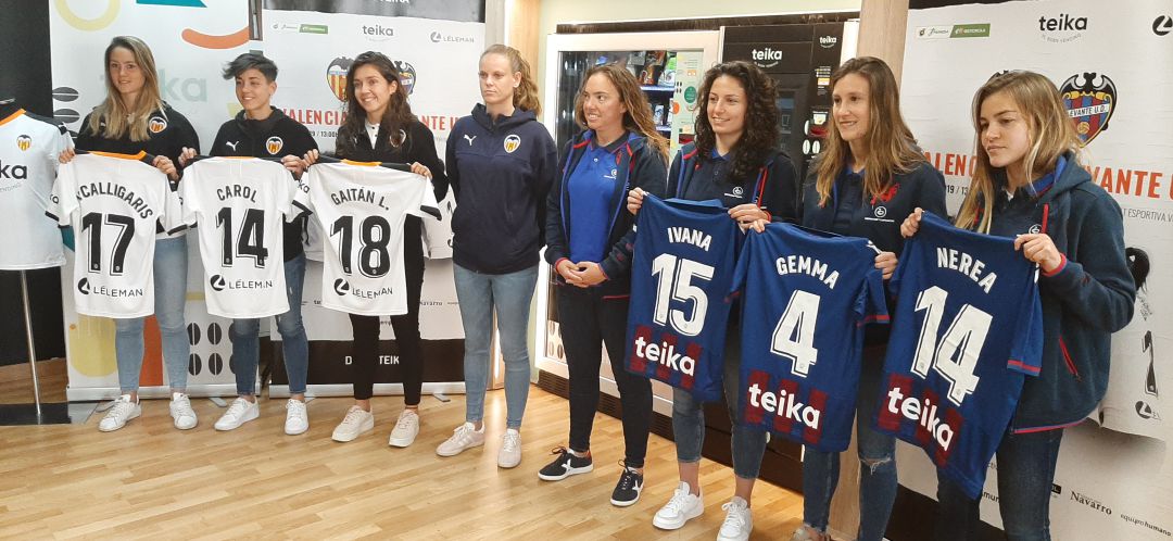 Las entrenadoras y jugadoras del Valencia y del Levante posan con las camisetas de sus equipo. Las entrenadoras y jugadoras del Valencia y del Levante posan con las camisetas de sus equipo.