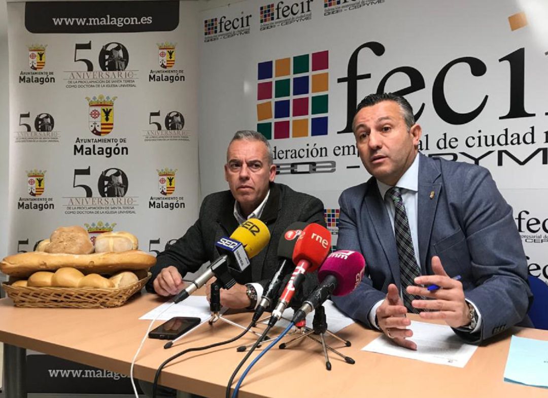 El alcalde de Malagón, Adrián Fernández y el presidente de AFEXPAN Rafael Lorca han firmado el convenio de cesión del espacio que albergará la Escuela Regional El alcalde de Malagón, Adrián Fernández y el presidente de AFEXPAN Rafael Lorca han firmado el convenio de cesión del espacio que albergará la Escuela Regional