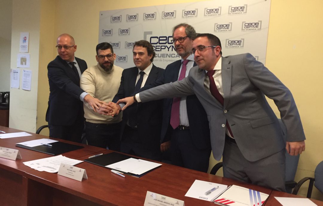 Responsables de CEOE CEPYME, la Agrupación y HC tras firmar el protocolo Responsables de CEOE CEPYME, la Agrupación y HC tras firmar el protocolo