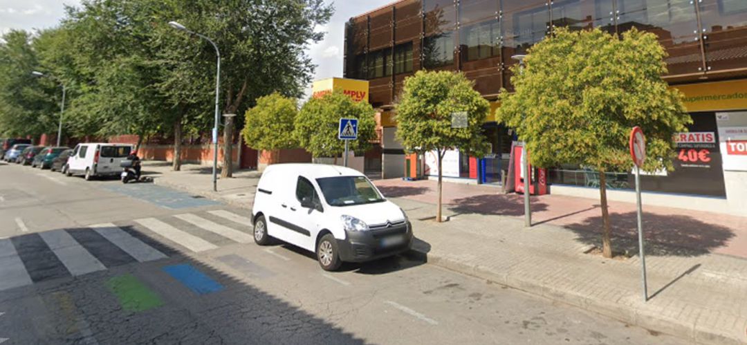 Imágen del paso de peatones próximo al centro Pedro Zerolo, antes el asfaltado de la calle. Imágen del paso de peatones próximo al centro Pedro Zerolo, antes el asfaltado de la calle.