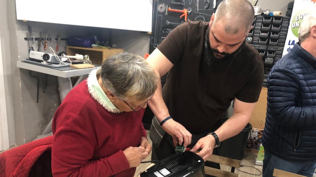 Repair Café, un lugar de encuentro para arreglar aparatos averiados