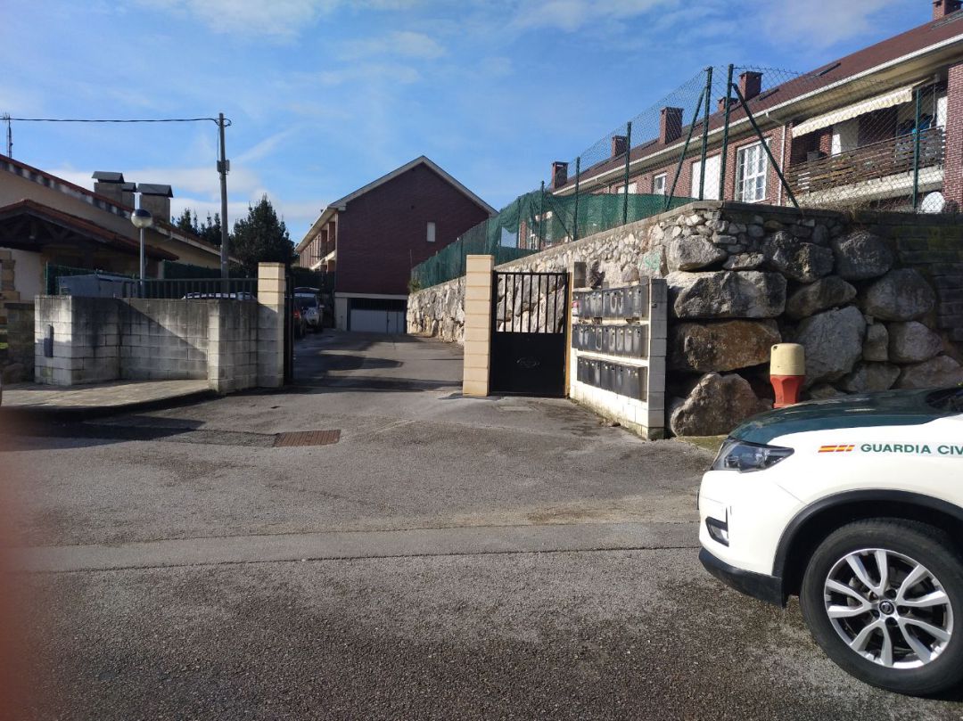 Urbanización de Mogro donde ha aparecido el cadáver. Urbanización de Mogro donde ha aparecido el cadáver.