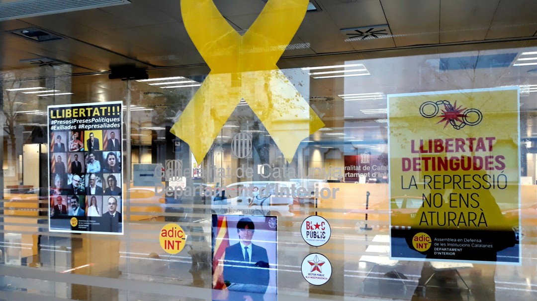 Gairebé meitat dels conselleries tornen a exhibir el llaç groc