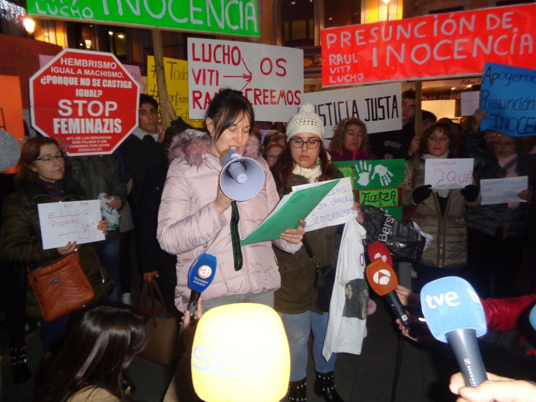 Una prima de Raúl Calvo se encargó de leer el comunicado Una prima de Raúl Calvo se encargó de leer el comunicado