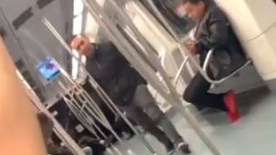 "¡Chupapollas!": Un hombre insulta a unas jóvenes en el Metro