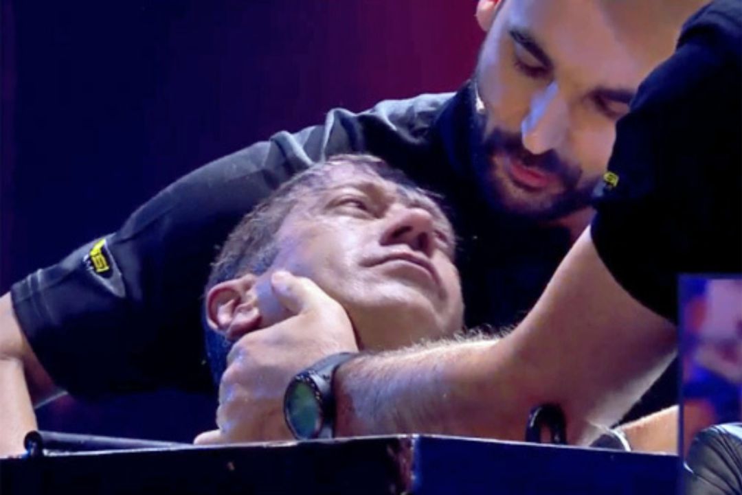Momento en que Pedro Volta es atendido por los servicios médicos al emerger del tanque en que ejecutaba su número. Momento en que Pedro Volta es atendido por los servicios médicos al emerger del tanque en que ejecutaba su número.