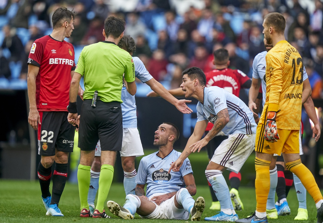 Los jugadores del Celta se quejan de la fuerte entrada a Brais Méndez Los jugadores del Celta se quejan de la fuerte entrada a Brais Méndez