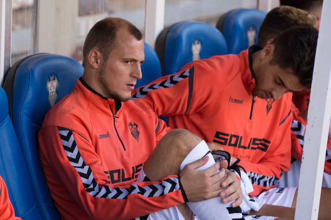 Zozulya en el banquillo del Albacete Zozulya en el banquillo del Albacete