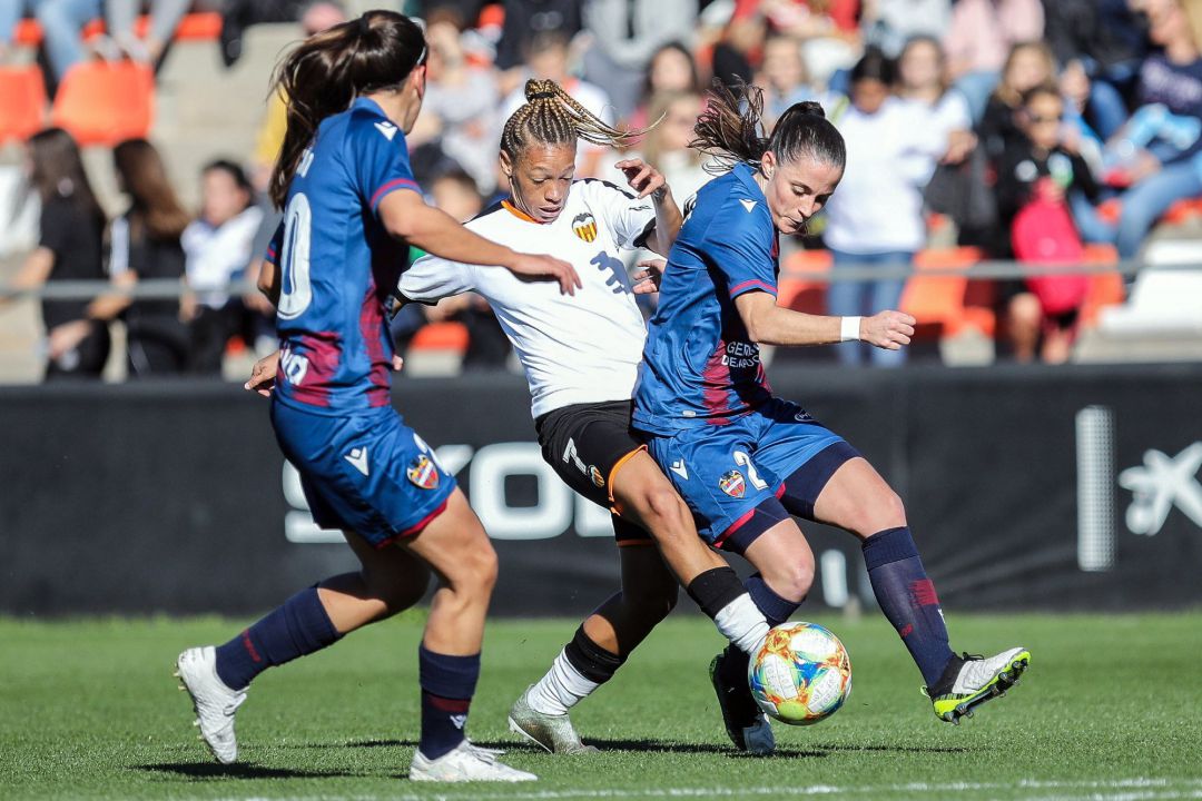 Momento del derbi entre el Valencia y el Levante Momento del derbi entre el Valencia y el Levante