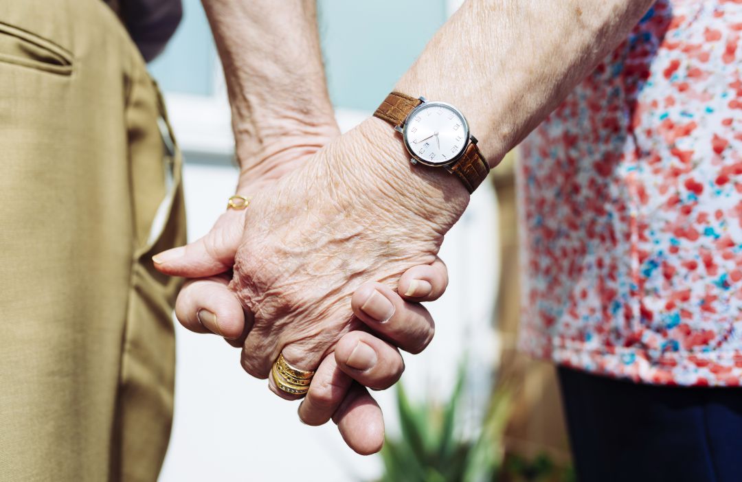 Manos entrelazadas de dos ancianos. Manos entrelazadas de dos ancianos.