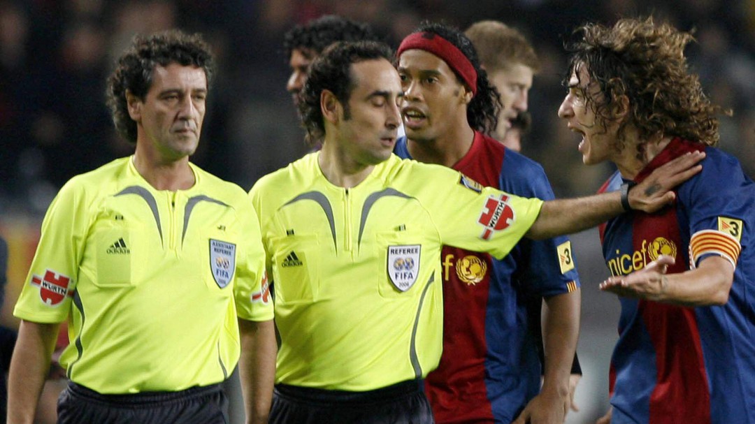 Los Clásicos de Iturralde: lo que le dijo Ronaldinho tras los aplausos del Bernabéu y su debut con roja