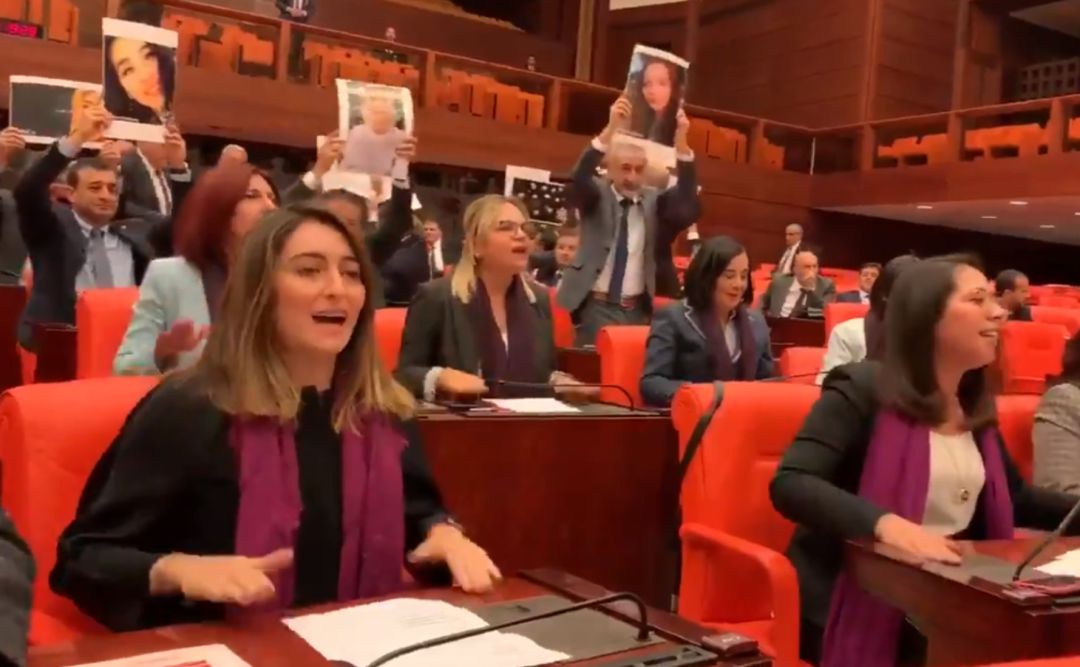 Momento en el que las congresistas turcas cantan el himno contra el patriarcado Momento en el que las congresistas turcas cantan el himno contra el patriarcado
