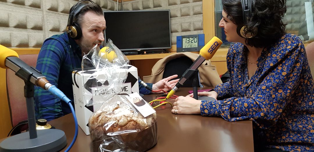 Toño Argüelles y Bea Balbona, con el Panettone campeón en primer término Toño Argüelles y Bea Balbona, con el Panettone campeón en primer término