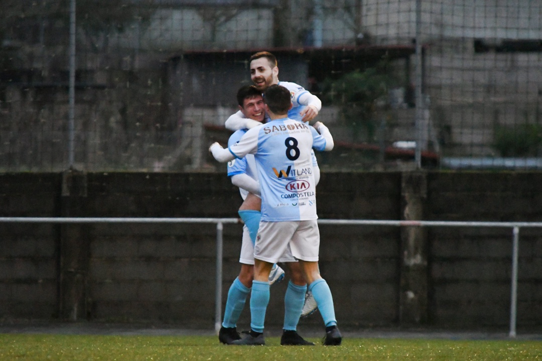 Celebración del gol anotado por Brais Abelenda en el campo del Pontellas Celebración del gol anotado por Brais Abelenda en el campo del Pontellas