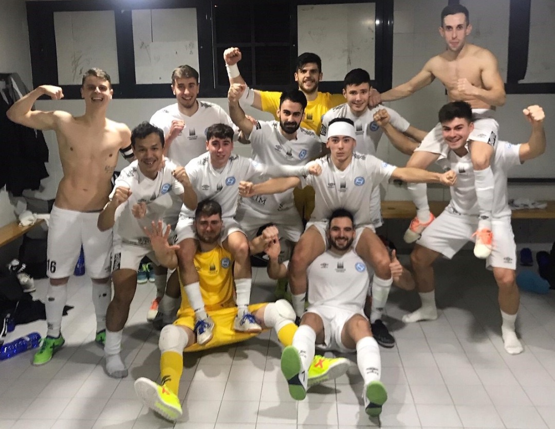 Los jugadores del Santaigo celebran en el vestuario el triunfo ante el Bisontes de Castellón Los jugadores del Santaigo celebran en el vestuario el triunfo ante el Bisontes de Castellón