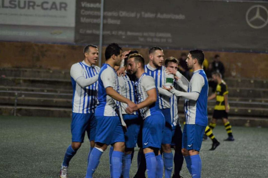 EL CF Gandia celebra un gol en el partido frente al Real de Gandia EL CF Gandia celebra un gol en el partido frente al Real de Gandia