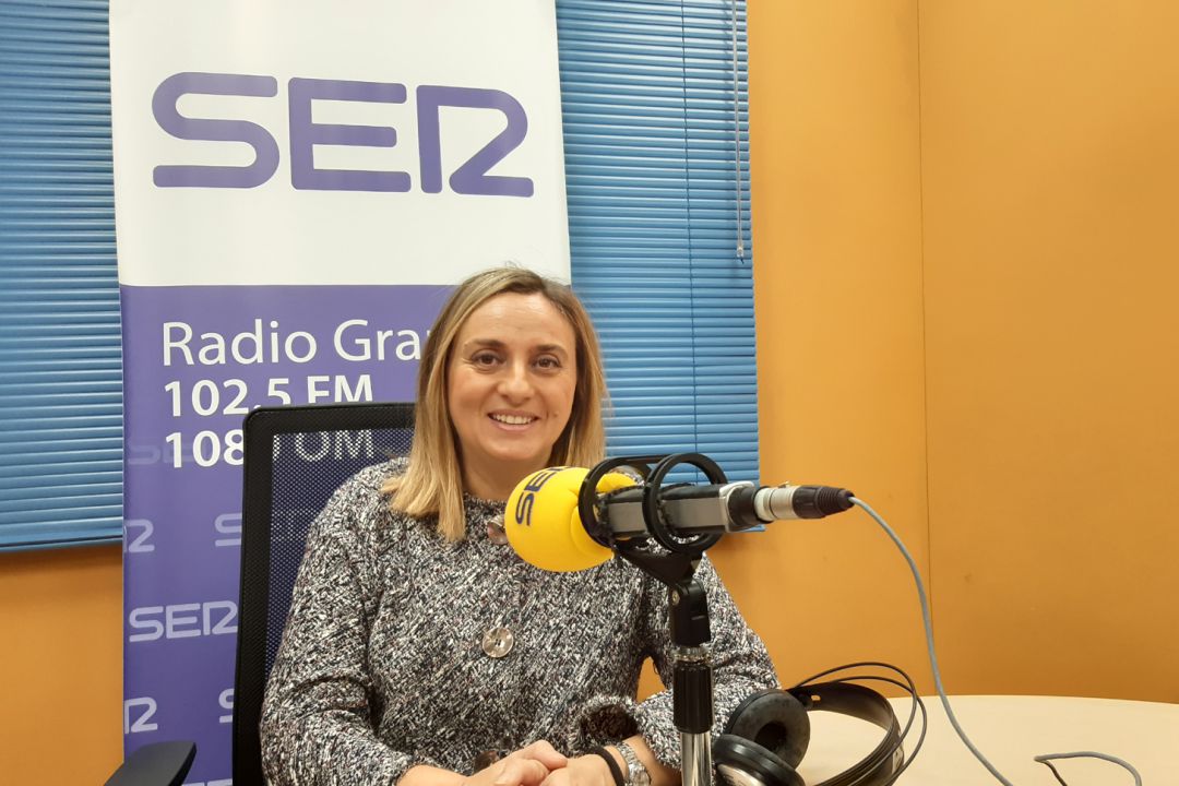 La consejera de Fomento, Marifrán Carazo, en los estudios de Radio Granada La consejera de Fomento, Marifrán Carazo, en los estudios de Radio Granada