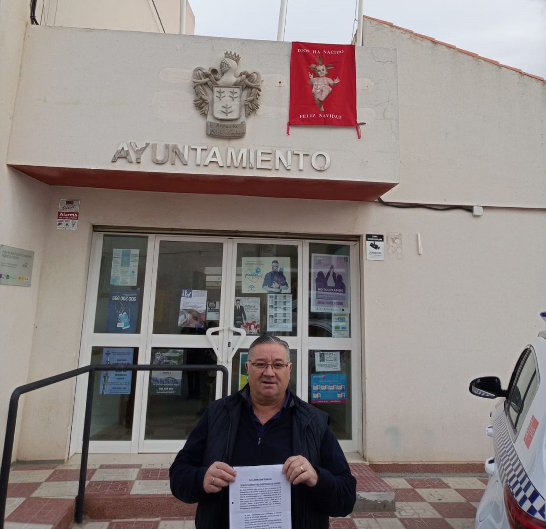 El alcalde de Darro muestra el documento de recogida de firmas. El alcalde de Darro muestra el documento de recogida de firmas.