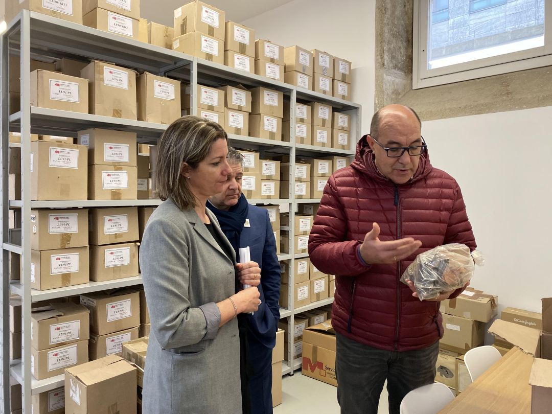La alcaldesa Lara Méndez, el concelleiro de Urbanismo Miguel Couto, y el arqueólogo municipal, Enrique González La alcaldesa Lara Méndez, el concelleiro de Urbanismo Miguel Couto, y el arqueólogo municipal, Enrique González