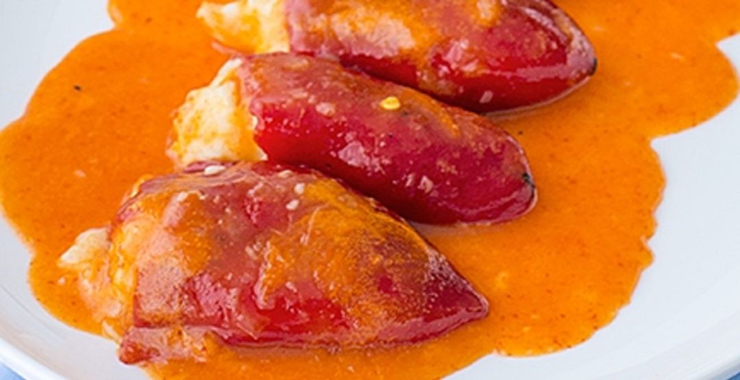 Pimientos rellenos de marisco con salsa Pimientos rellenos de marisco con salsa