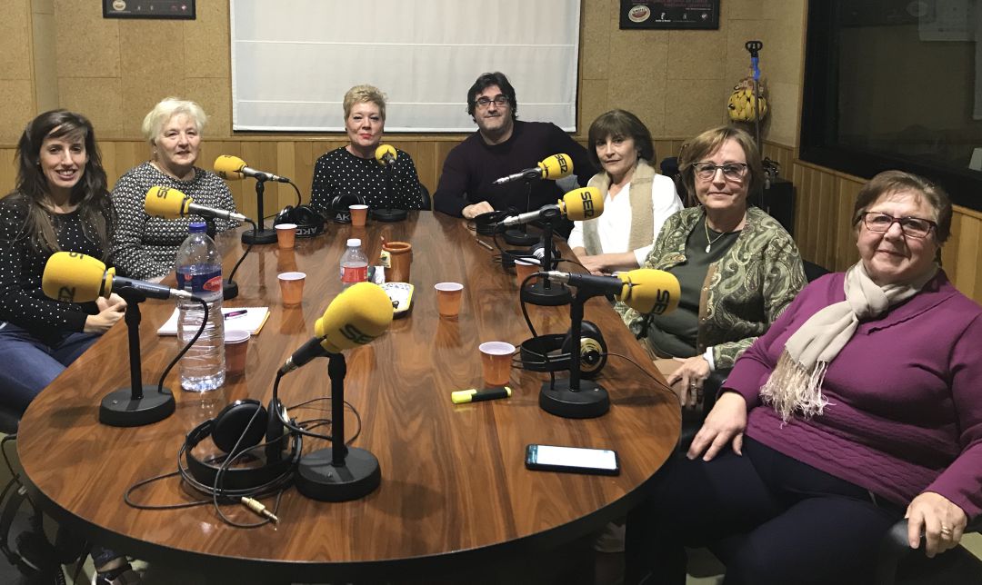 Beatriz Hernández (coordinadora de la Escuela de Salud), Carmen Martínez, Esther Martínez, Paco Auñón (director del programa Hoy por Hoy Cuenca), Asunción García, Margarita Santos y Encarnación Lorente en el estudio de SER Cuenca. Beatriz Hernández (coordinadora de la Escuela de Salud), Carmen Martínez, Esther Martínez, Paco Auñón (director del programa Hoy por Hoy Cuenca), Asunción García, Margarita Santos y Encarnación Lorente en el estudio de SER Cuenca.