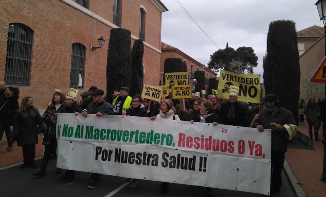 Vecinos de Alcalá de Henares y Villalbilla se manifiestan, este domingo, para exigir el cierre del vertedero al aire libre de la ciudad complutense. Vecinos de Alcalá de Henares y Villalbilla se manifiestan, este domingo, para exigir el cierre del vertedero al aire libre de la ciudad complutense.
