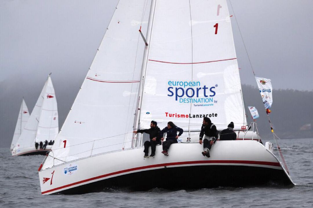 El equipo del RCNA en una de las regatas de la competición. El equipo del RCNA en una de las regatas de la competición.