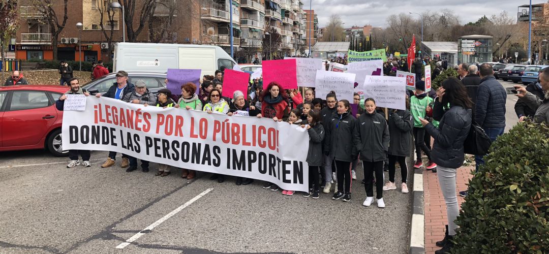 Diversos colectivos vecinales de Leganés se han manifestado para pedir soluciones a los problemas de la ciudad Diversos colectivos vecinales de Leganés se han manifestado para pedir soluciones a los problemas de la ciudad