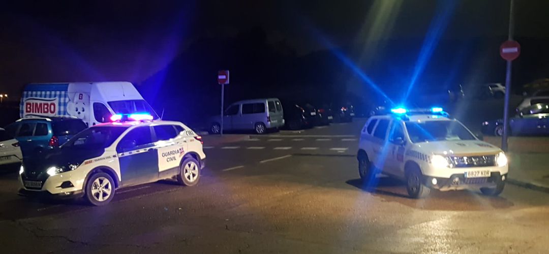 Los agentes detuvieron de madrugada a los supuestos causantes del incendipo de tres contenedores de basura en San Martín de la Vega. Los agentes detuvieron de madrugada a los supuestos causantes del incendipo de tres contenedores de basura en San Martín de la Vega.