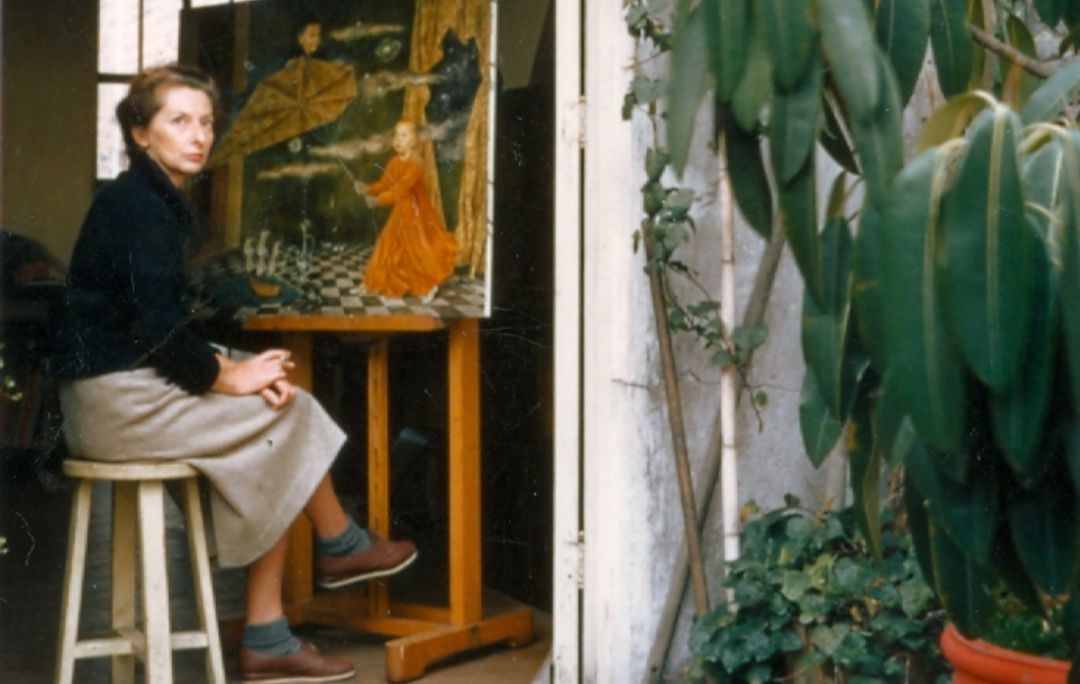 La pintora Remedios Varo junto a su obra 'Retrato de los niños Villaseñor', en 1956. La pintora Remedios Varo junto a su obra 'Retrato de los niños Villaseñor', en 1956.