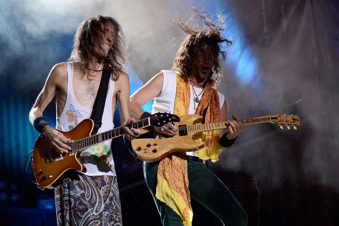 Robe Iniesta junto a Inaki 'Uoho' Antón, durante el concierto de Extremoduro en Barcelona en 2014 Robe Iniesta junto a Inaki 'Uoho' Antón, durante el concierto de Extremoduro en Barcelona en 2014