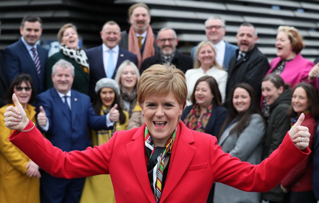 La primera ministra escosesa Nicola Sturgeon junto a los nuevos parlamentarios del SNP el pasado 14 de diciembre.
La primera ministra escosesa Nicola Sturgeon junto a los nuevos parlamentarios del SNP el pasado 14 de diciembre.