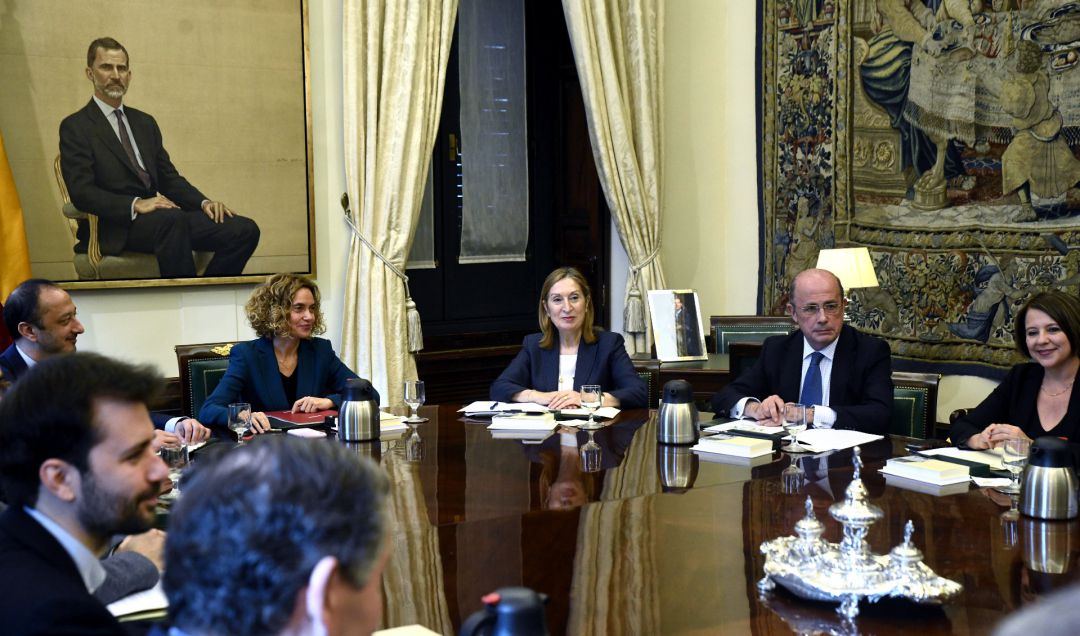 La Mesa del Congreso no acepta ninguna de las fórmulas planteadas para dividir el Grupo Mixto y pide alternativas. La Mesa del Congreso no acepta ninguna de las fórmulas planteadas para dividir el Grupo Mixto y pide alternativas.