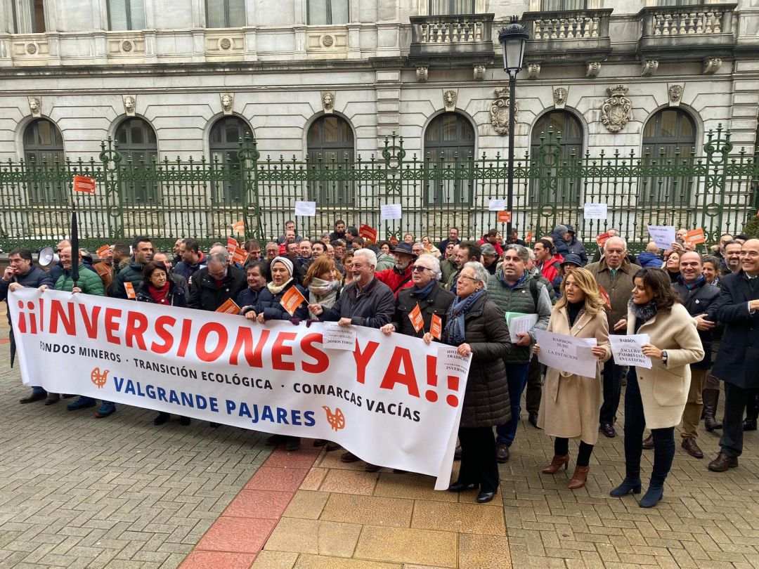 Los manifestantes han contadoc on el refuerzo de varias diputados autonómicos de la Junta General como la portavoz del PP, Teresa Mallada. Los manifestantes han contadoc on el refuerzo de varias diputados autonómicos de la Junta General como la portavoz del PP, Teresa Mallada.