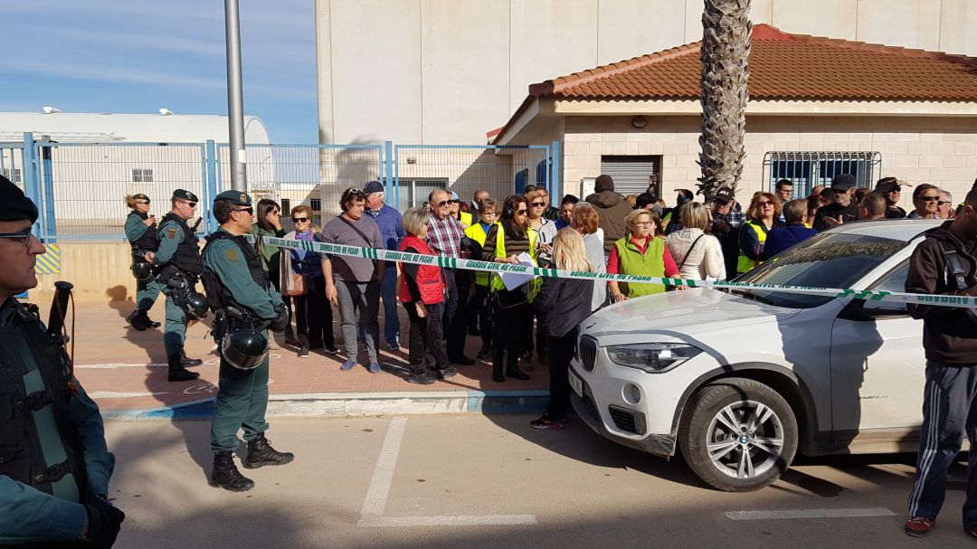 La Guardia Civil impide el paso de los vecinos que el pasado fin de semana querían cortar la AP-7 La Guardia Civil impide el paso de los vecinos que el pasado fin de semana querían cortar la AP-7