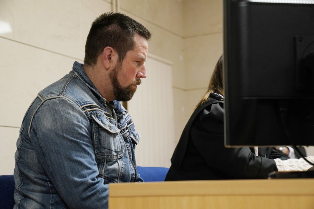 El acusado por el presunto asesinato de Diana Quer, José Enrique Abuín Gey, alias el Chicle, momentos antes de empezar el juicio, en Santiago de Compostela Galicia (España), a 12 de noviembre de 2019. El acusado por el presunto asesinato de Diana Quer, José Enrique Abuín Gey, alias el Chicle, momentos antes de empezar el juicio, en Santiago de Compostela Galicia (España), a 12 de noviembre de 2019.