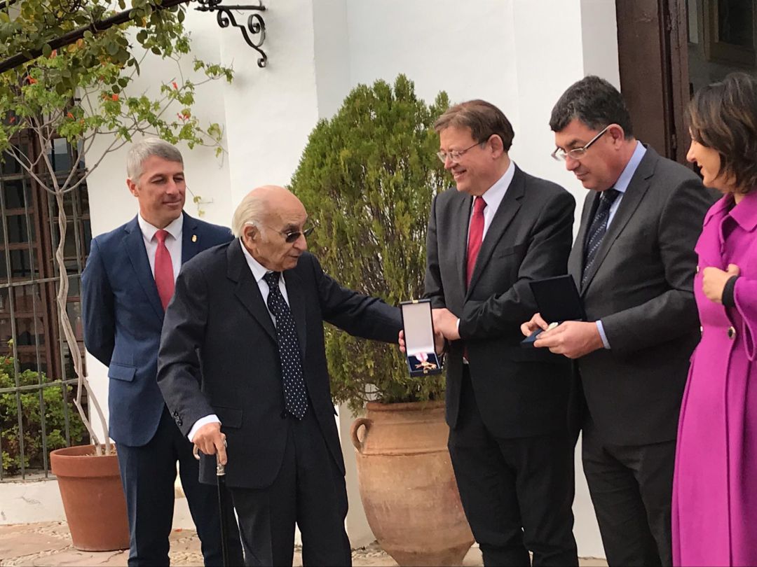 Francisco Brines recibe la Alta Distinció de la Generalitat Valenciana Francisco Brines recibe la Alta Distinció de la Generalitat Valenciana
