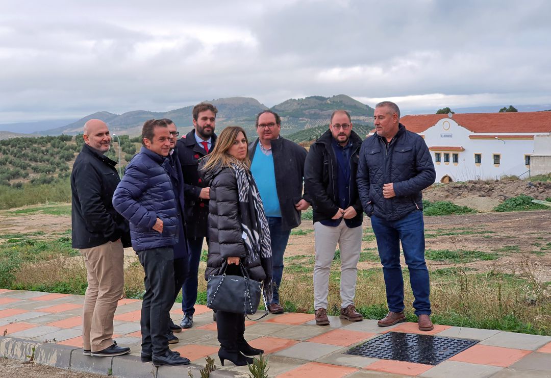 Representantes de la empresa y del Ayuntamiento de Bedmar, ante la parcela en la que se va a ubicar la empresa Representantes de la empresa y del Ayuntamiento de Bedmar, ante la parcela en la que se va a ubicar la empresa