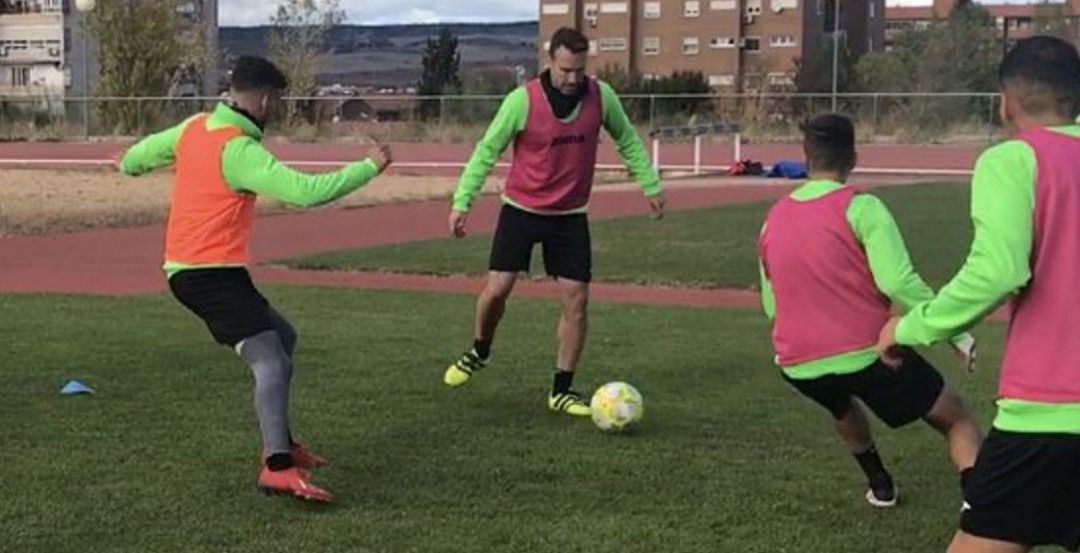 César Ortiz (en el centro) en una sesión de entrenamiento en el campo del Polígono César Ortiz (en el centro) en una sesión de entrenamiento en el campo del Polígono