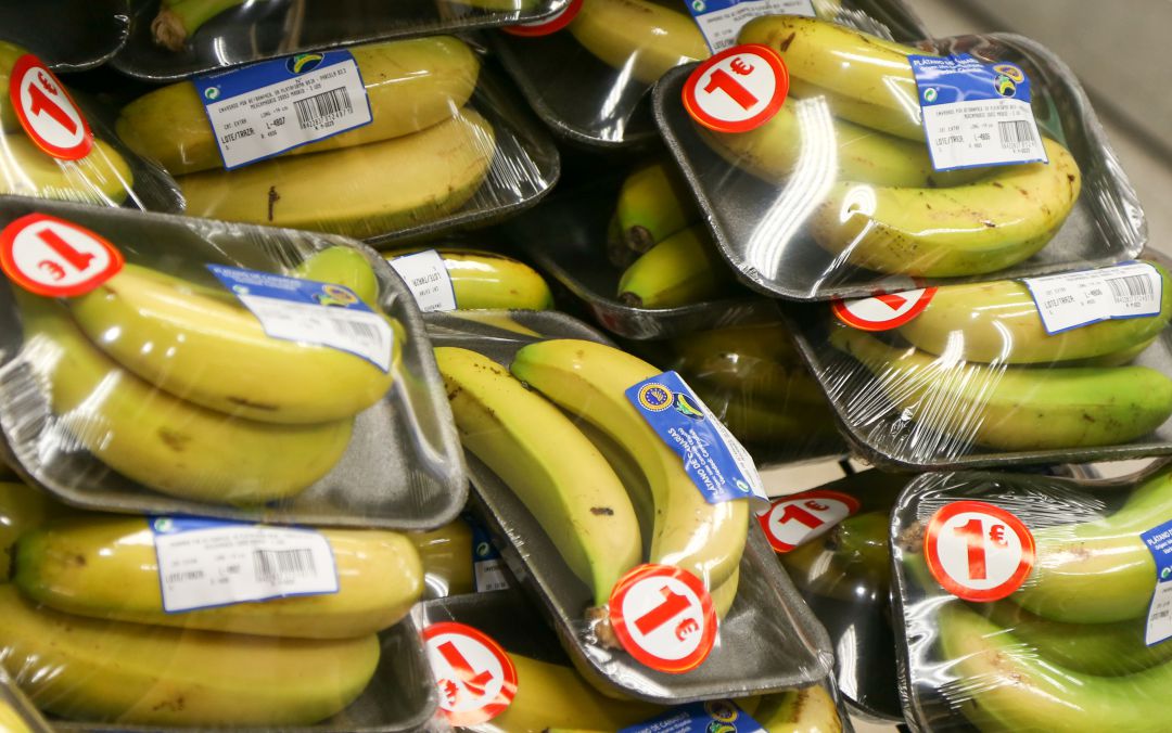 Plátanos envasados en un supermercado. Plátanos envasados en un supermercado.